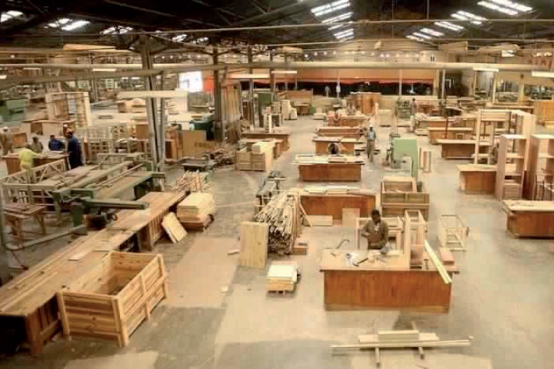 Fabrication de meubles et parasols en bois en Tunisie